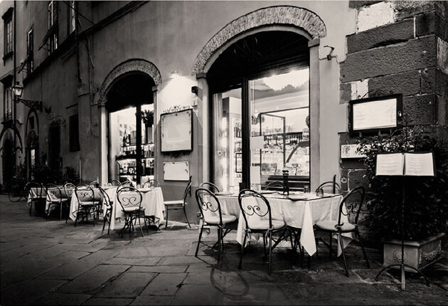 Taverne in einer mediterranen Gasse