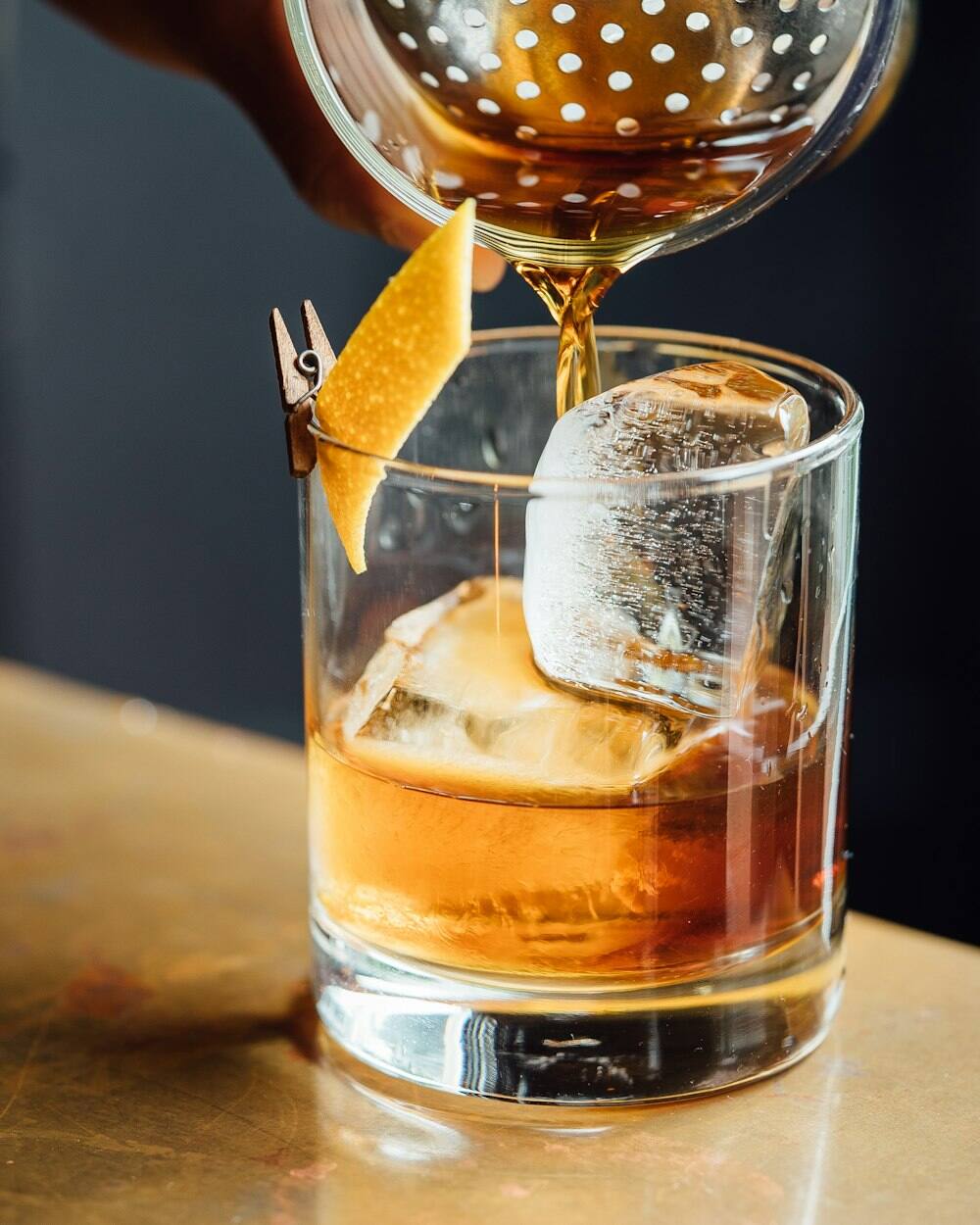 Drink wird über Eis serviert