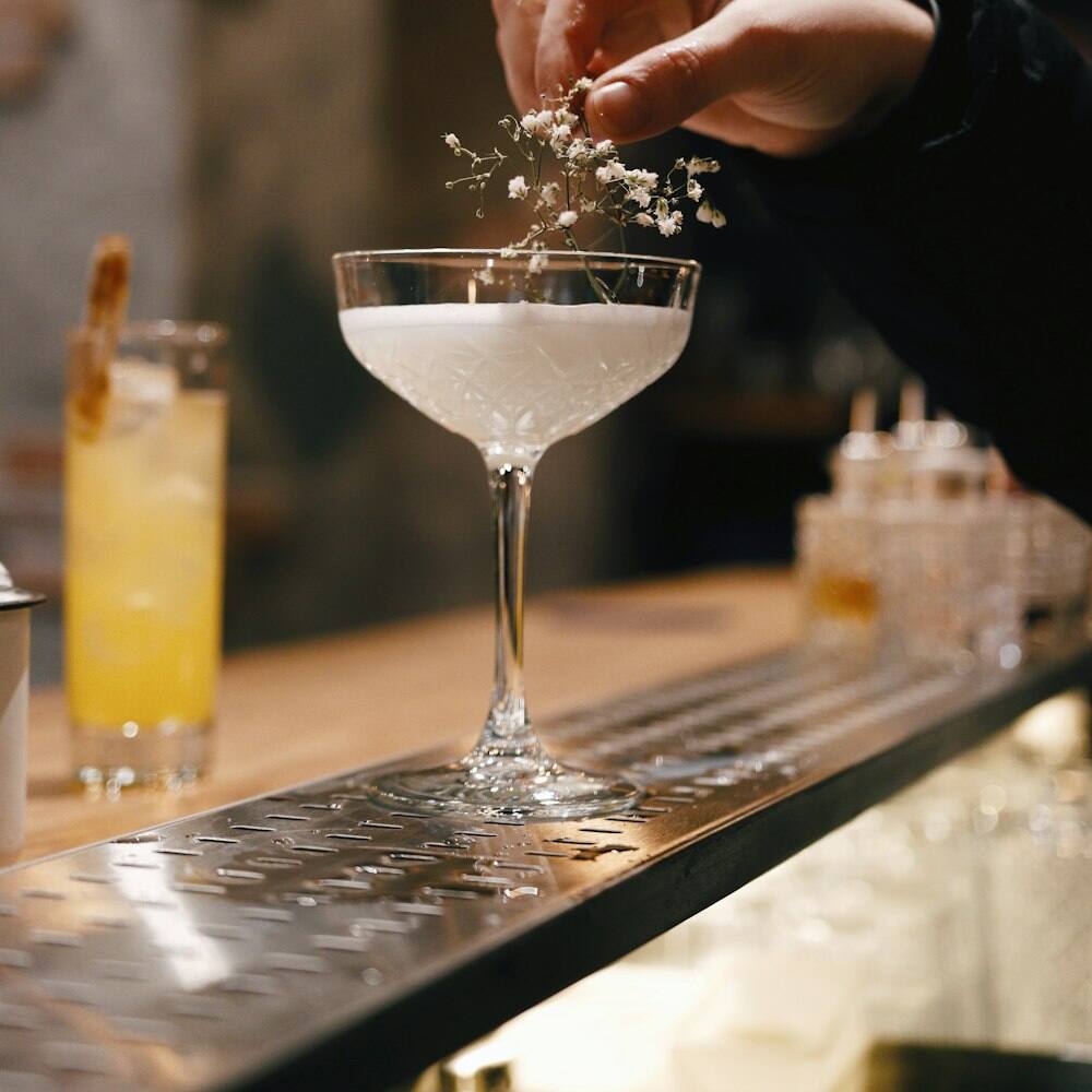 Cocktail vor warmem Barlicht