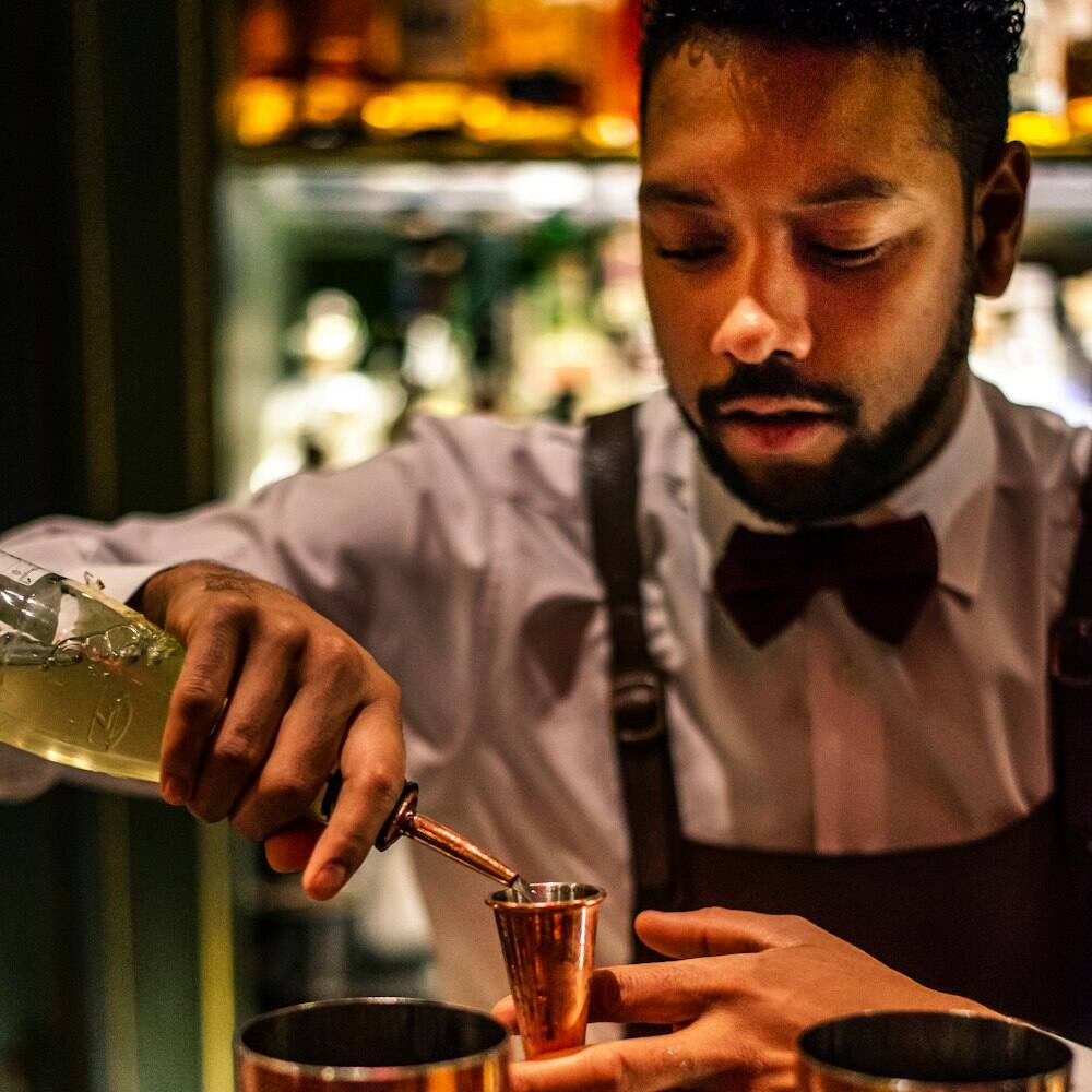 Barkeeper beim Zubereiten
