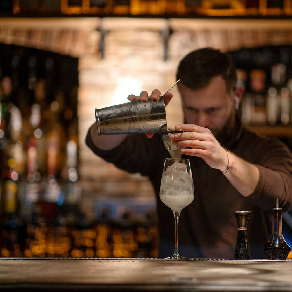 Barkeeper beim Abseihen