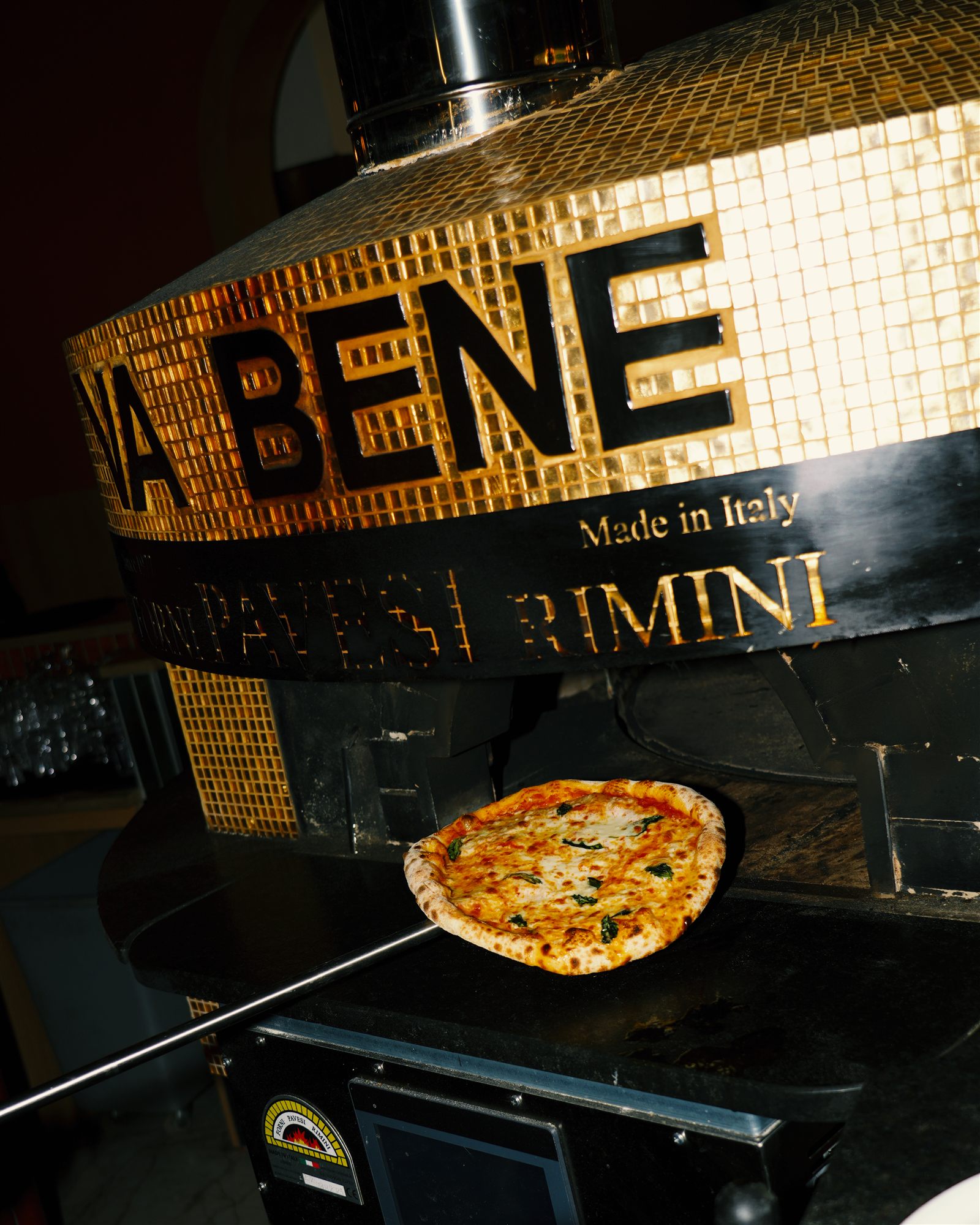Der goldene Va Bene Pizzaofen aus Rimini — Made in Italy